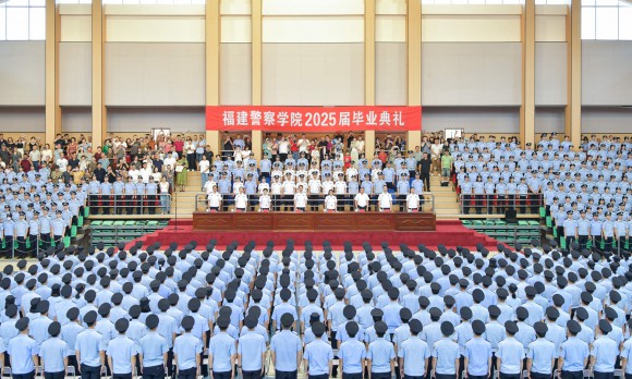 我院举行2025届毕业典礼