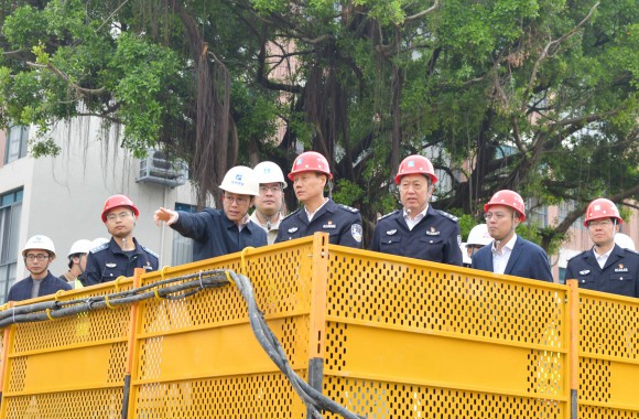 学院党委书记陈文荣深入各部门调研